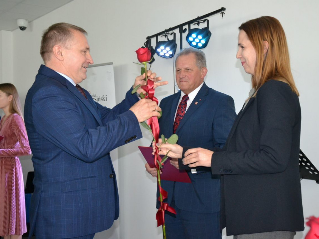 Rzesza docenionych nauczycieli na powiatowym Dniu Edukacji Narodowej