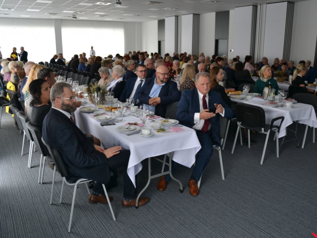 Rzesza docenionych nauczycieli na powiatowym Dniu Edukacji Narodowej