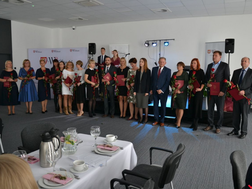 Rzesza docenionych nauczycieli na powiatowym Dniu Edukacji Narodowej