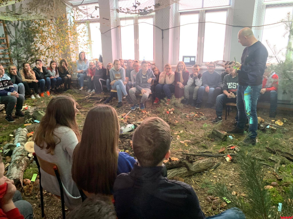 Sala lekcyjna zamieniła się w las. Prelekcja o grzybach w Grabowie Królewskim