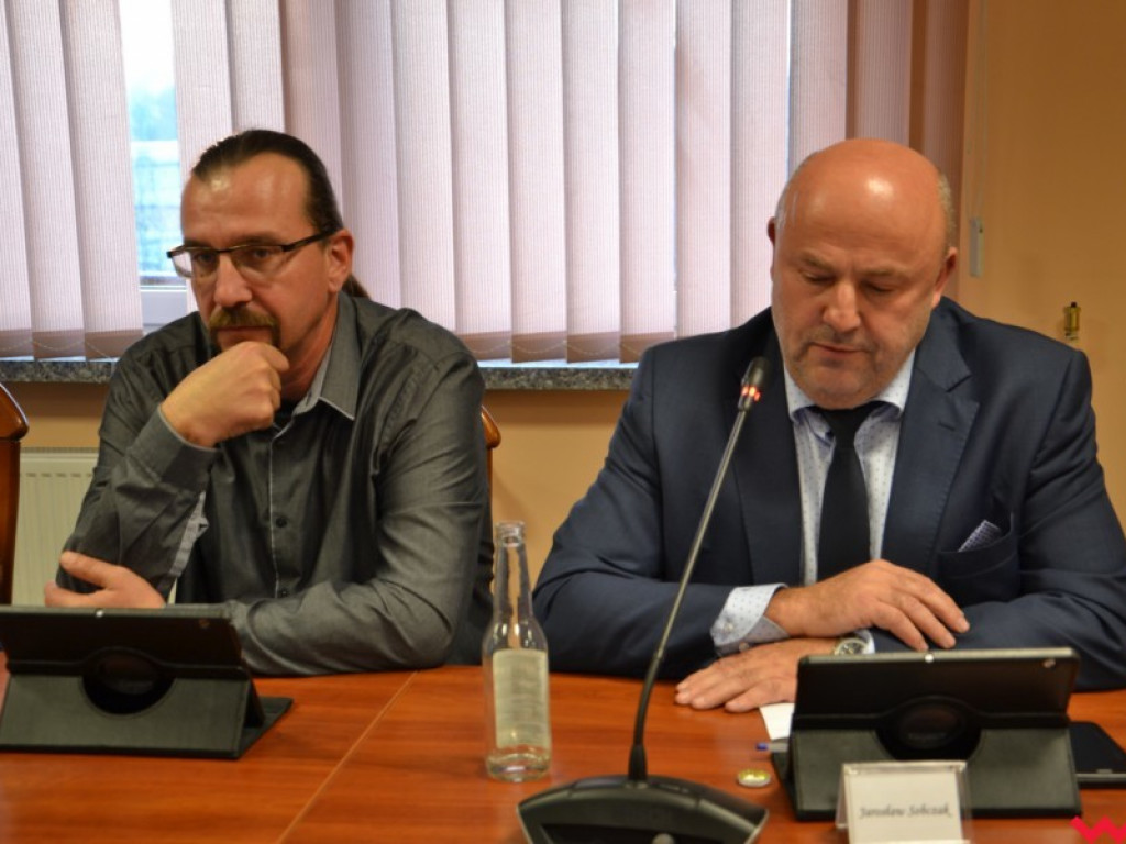Opozycja ze szklanymi butelkami. Miłosław ograniczy plastik!