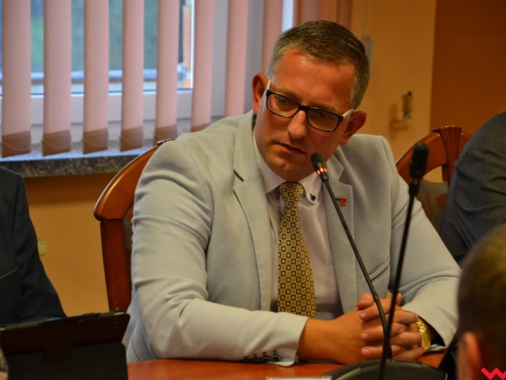 Opozycja ze szklanymi butelkami. Miłosław ograniczy plastik!