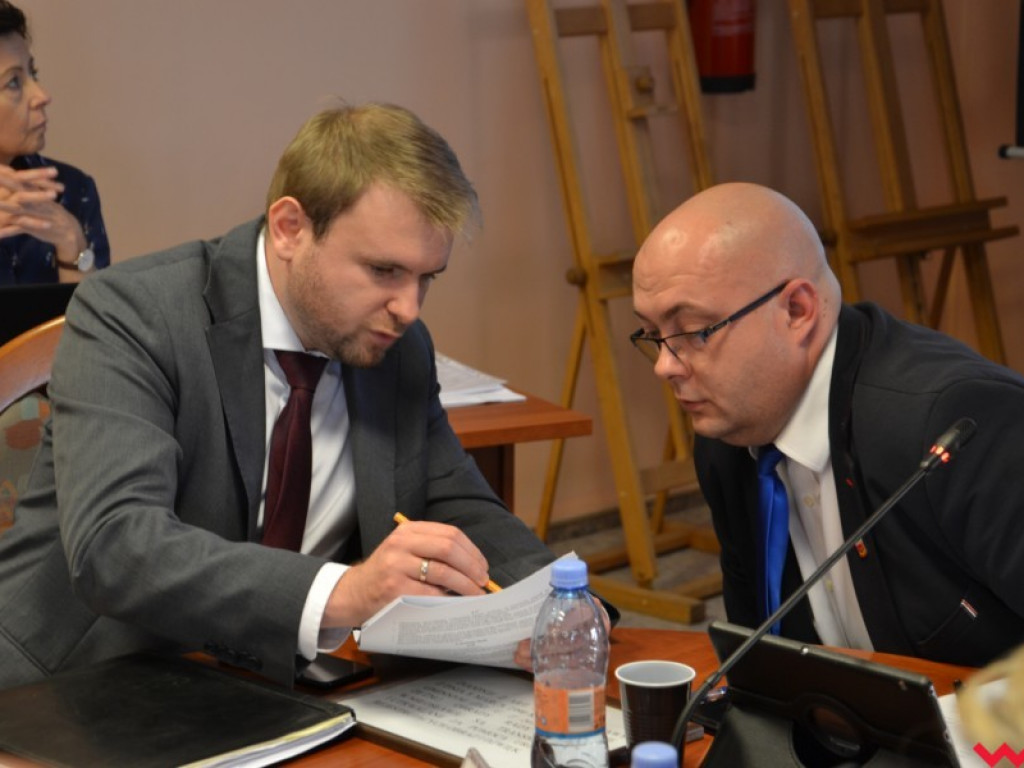 Opozycja ze szklanymi butelkami. Miłosław ograniczy plastik!