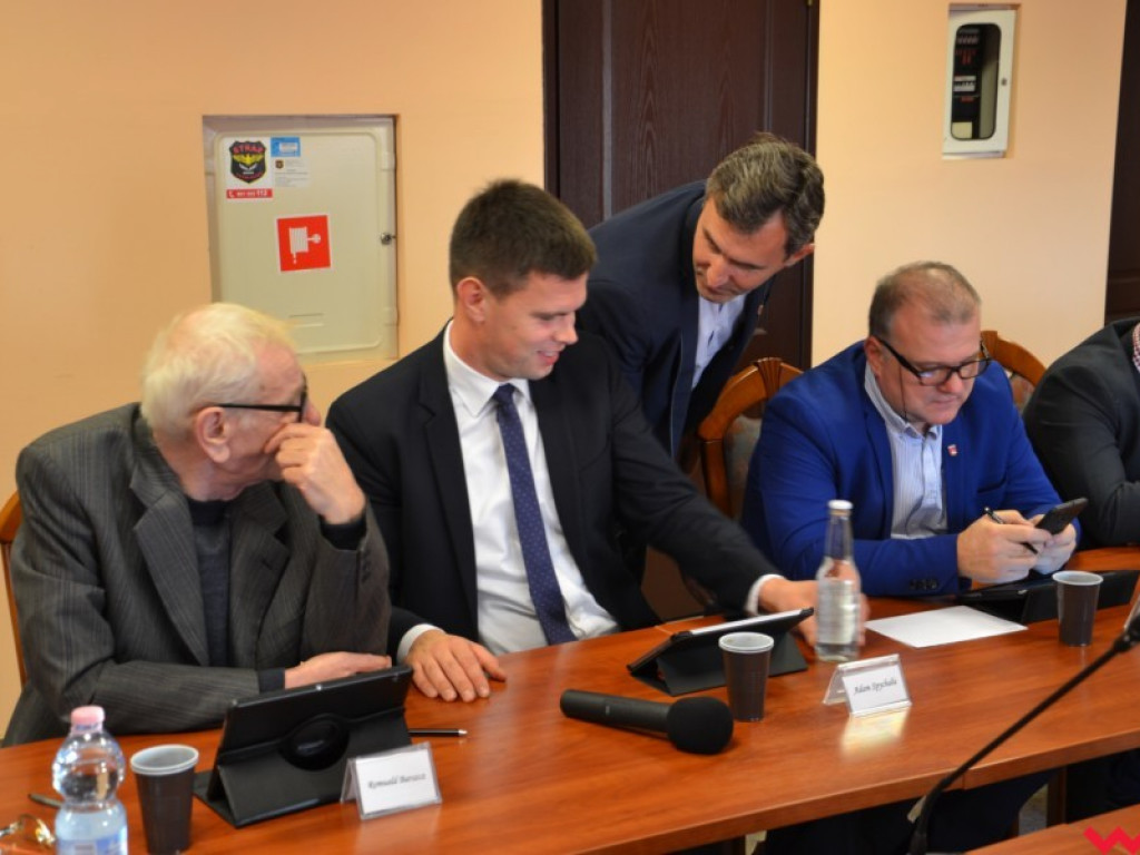 Opozycja ze szklanymi butelkami. Miłosław ograniczy plastik!