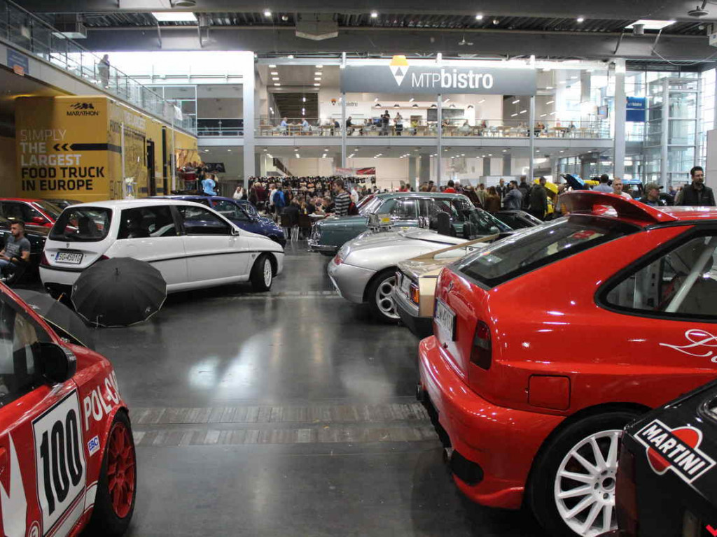 Królowe szos i warsztat samochodowy, czyli syreniarze dali czadu na Retro Motor Show!
