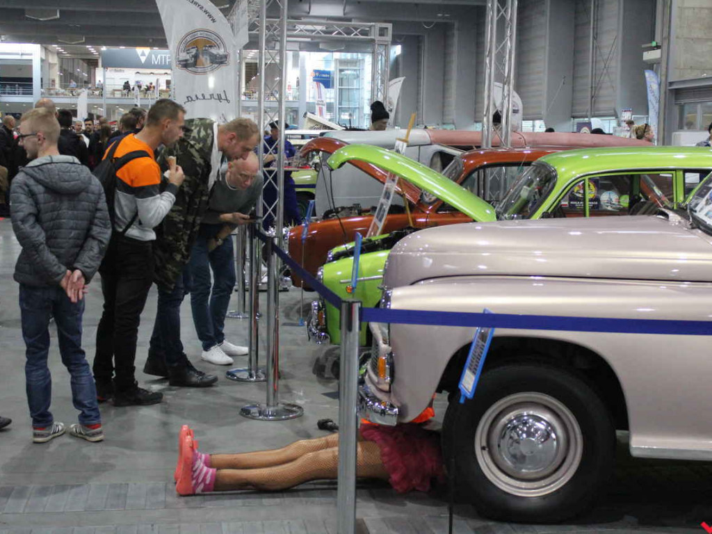 Królowe szos i warsztat samochodowy, czyli syreniarze dali czadu na Retro Motor Show!