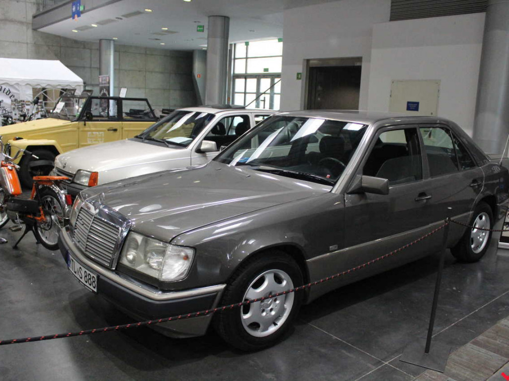 Królowe szos i warsztat samochodowy, czyli syreniarze dali czadu na Retro Motor Show!
