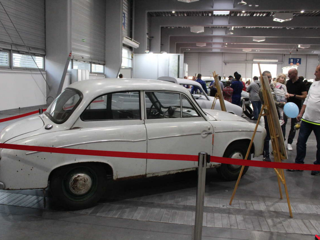 Królowe szos i warsztat samochodowy, czyli syreniarze dali czadu na Retro Motor Show!