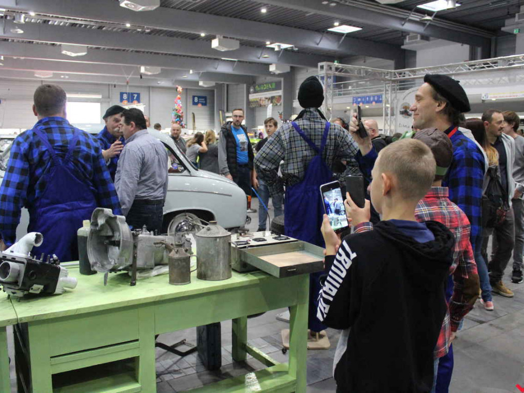 Królowe szos i warsztat samochodowy, czyli syreniarze dali czadu na Retro Motor Show!