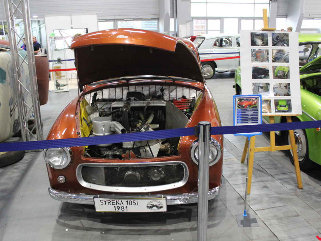Królowe szos i warsztat samochodowy, czyli syreniarze dali czadu na Retro Motor Show!