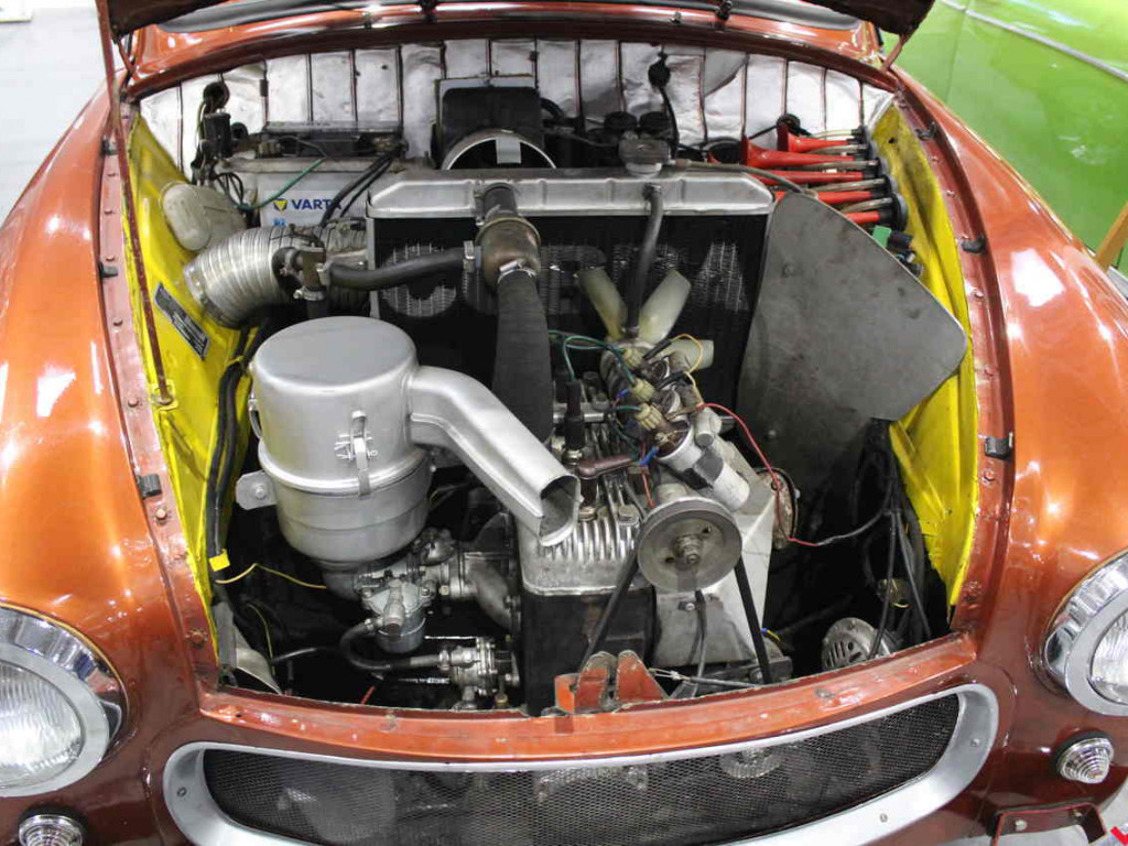 Królowe szos i warsztat samochodowy, czyli syreniarze dali czadu na Retro Motor Show!