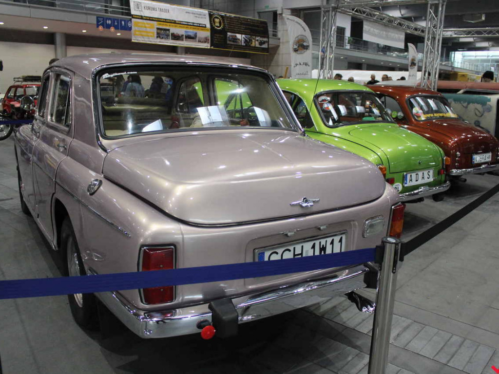 Królowe szos i warsztat samochodowy, czyli syreniarze dali czadu na Retro Motor Show!