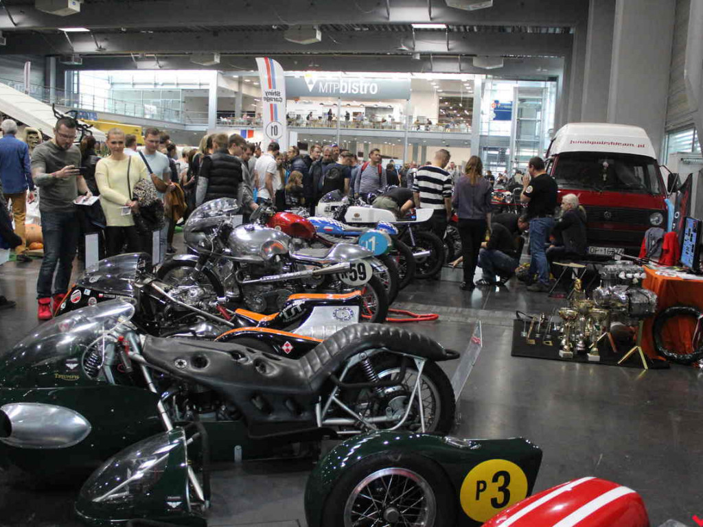Królowe szos i warsztat samochodowy, czyli syreniarze dali czadu na Retro Motor Show!