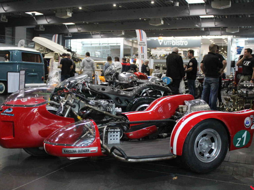 Królowe szos i warsztat samochodowy, czyli syreniarze dali czadu na Retro Motor Show!