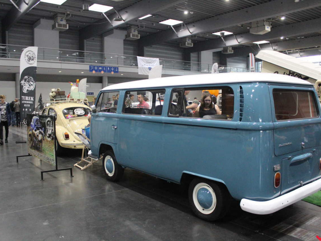 Królowe szos i warsztat samochodowy, czyli syreniarze dali czadu na Retro Motor Show!