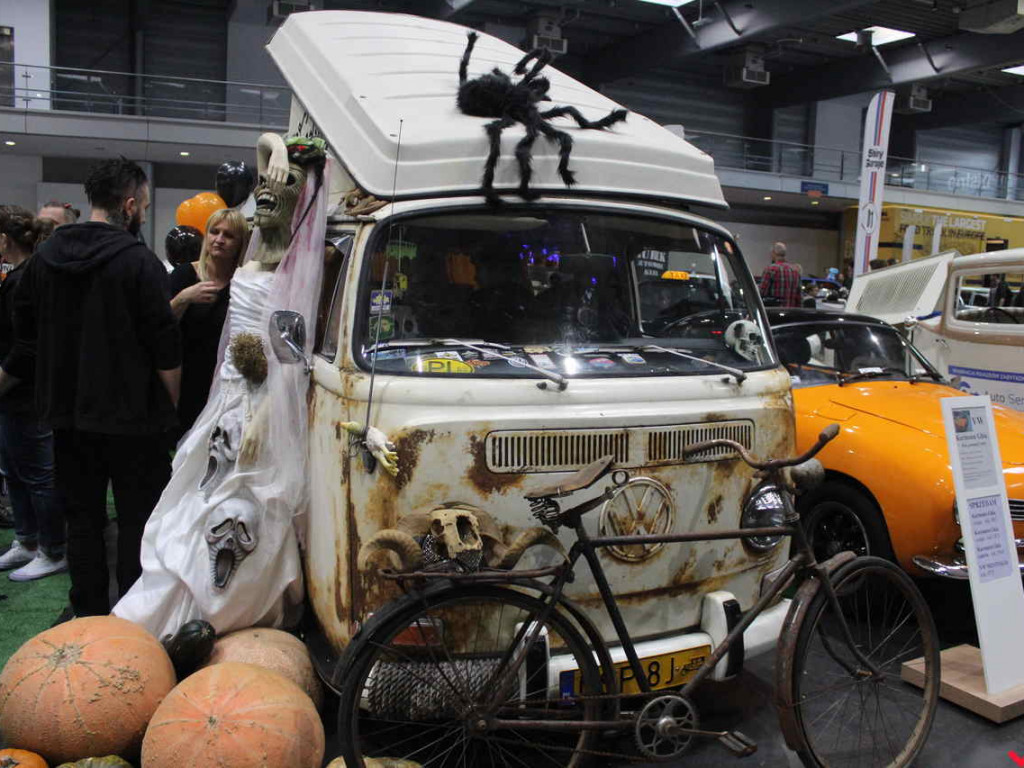 Królowe szos i warsztat samochodowy, czyli syreniarze dali czadu na Retro Motor Show!