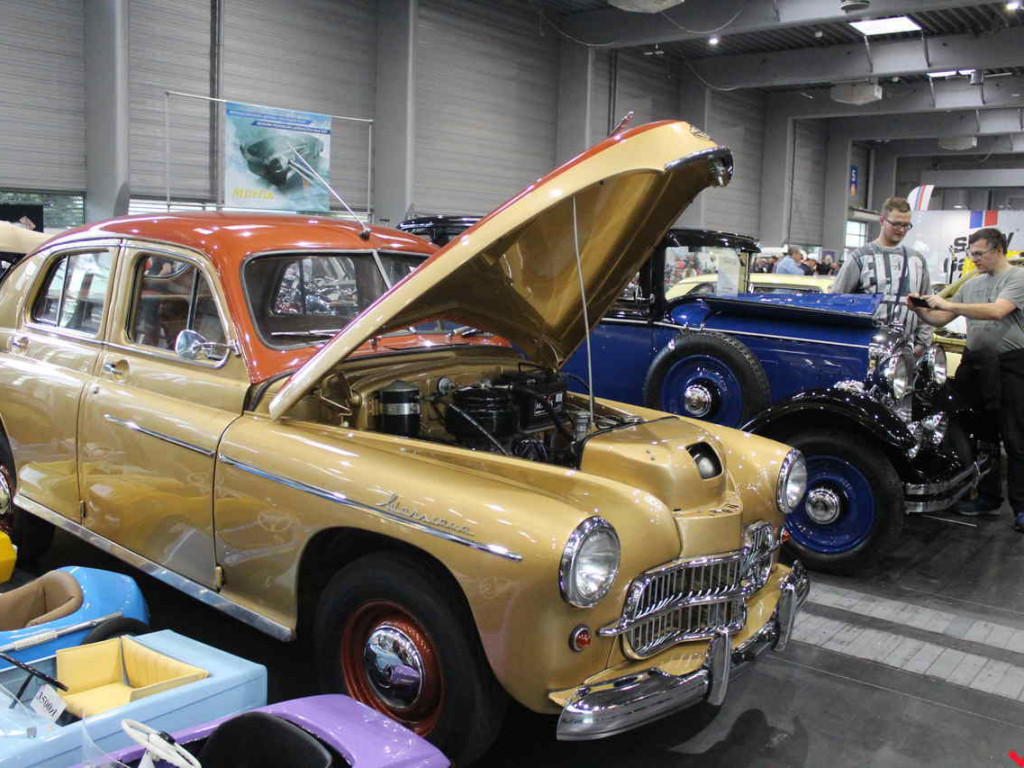 Królowe szos i warsztat samochodowy, czyli syreniarze dali czadu na Retro Motor Show!