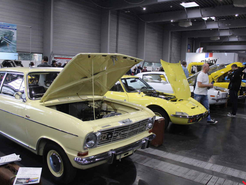 Królowe szos i warsztat samochodowy, czyli syreniarze dali czadu na Retro Motor Show!