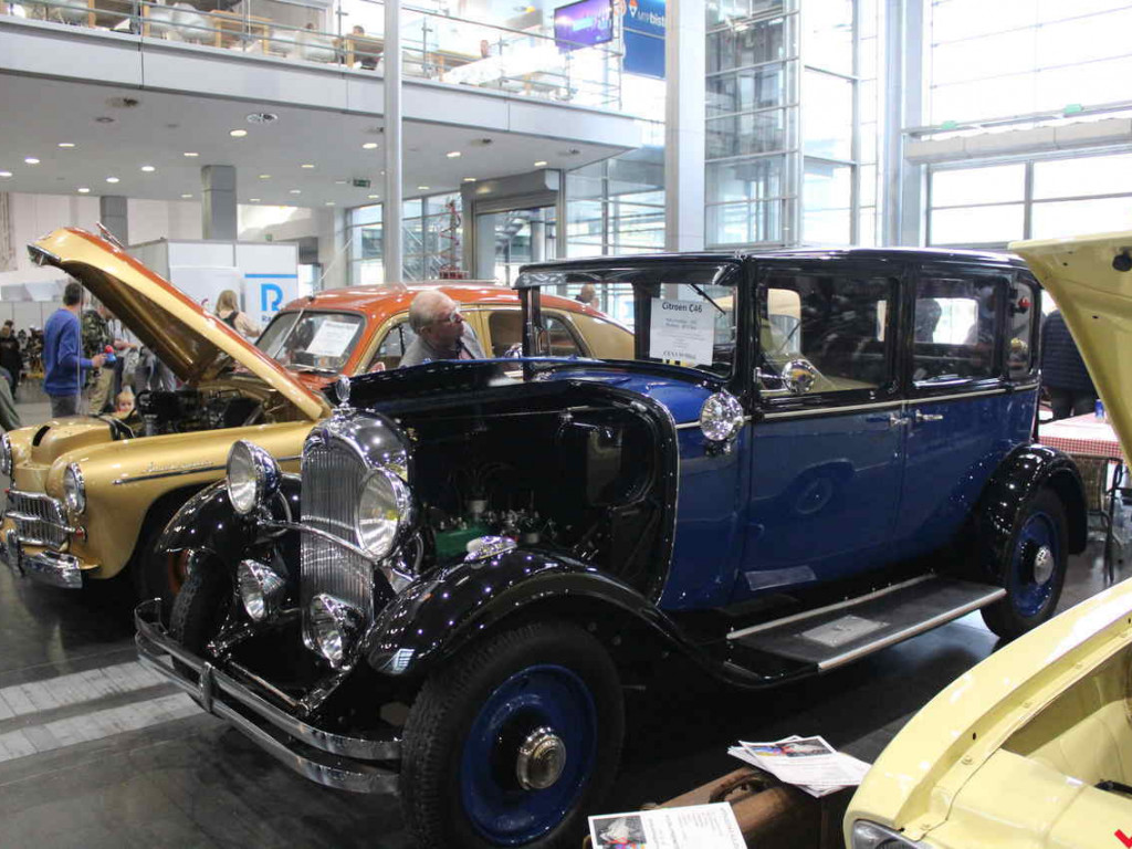 Królowe szos i warsztat samochodowy, czyli syreniarze dali czadu na Retro Motor Show!