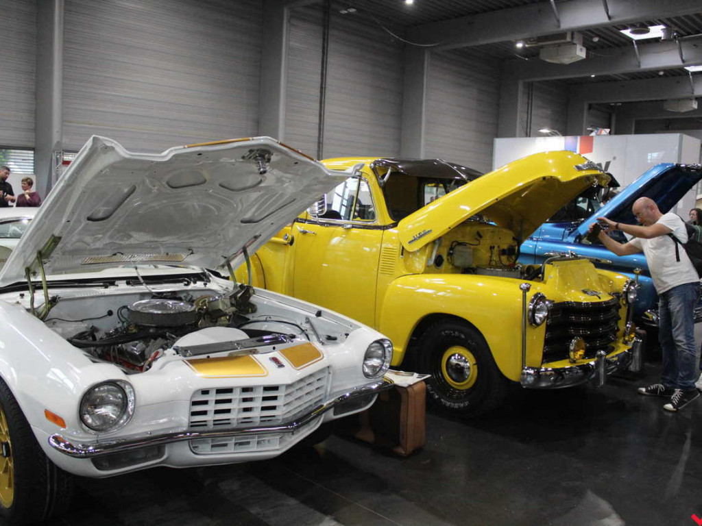 Królowe szos i warsztat samochodowy, czyli syreniarze dali czadu na Retro Motor Show!