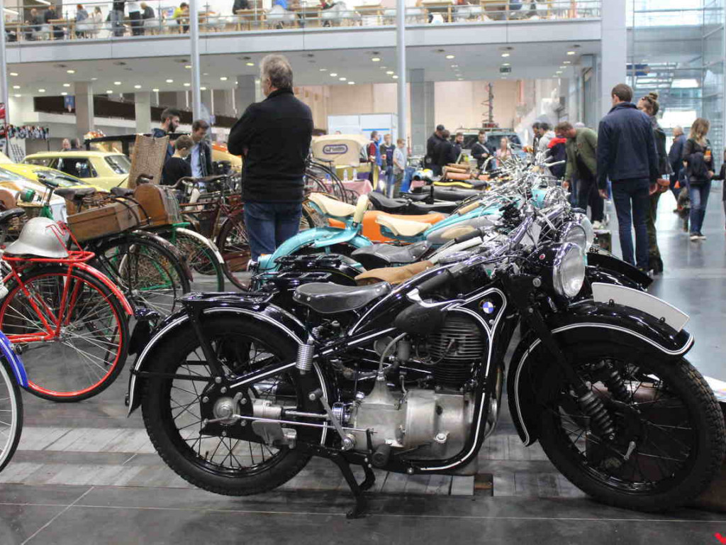 Królowe szos i warsztat samochodowy, czyli syreniarze dali czadu na Retro Motor Show!