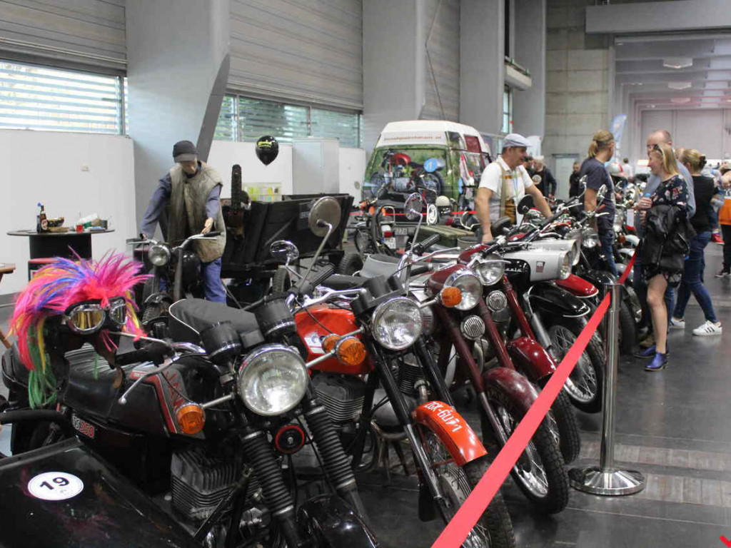 Królowe szos i warsztat samochodowy, czyli syreniarze dali czadu na Retro Motor Show!