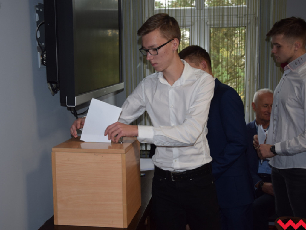Pierwsze decyzje młodzieżowej rady powiatu. Przewodniczący, prezydium i komisja