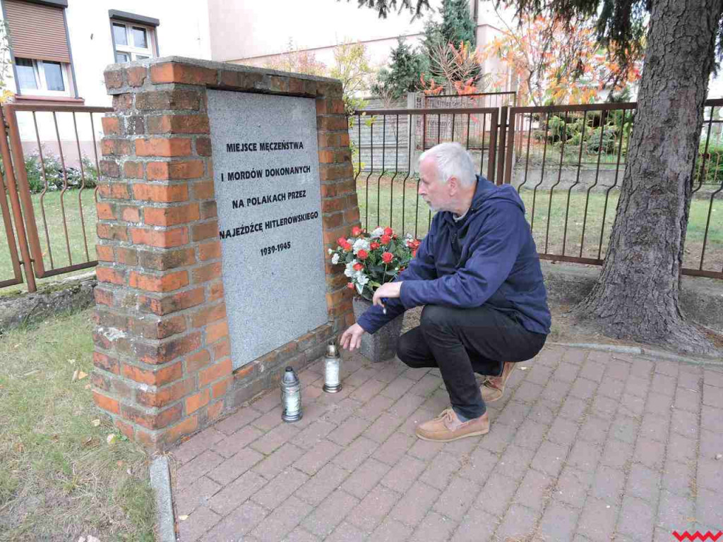Zapalili znicze pamięci i upamiętnili lokalnych bohaterów. Neklanie w społecznej akcji