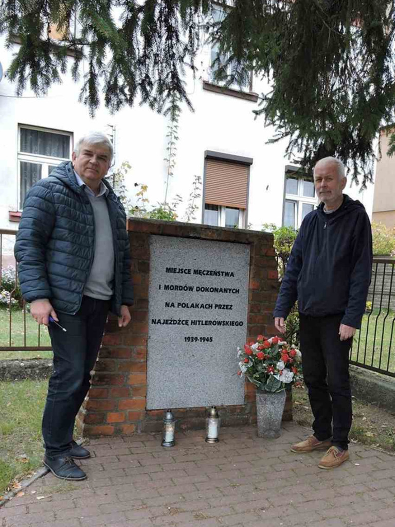 Zapalili znicze pamięci i upamiętnili lokalnych bohaterów. Neklanie w społecznej akcji