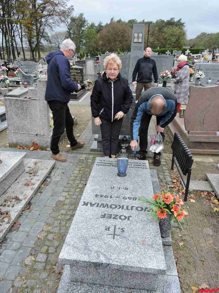 Zapalili znicze pamięci i upamiętnili lokalnych bohaterów. Neklanie w społecznej akcji