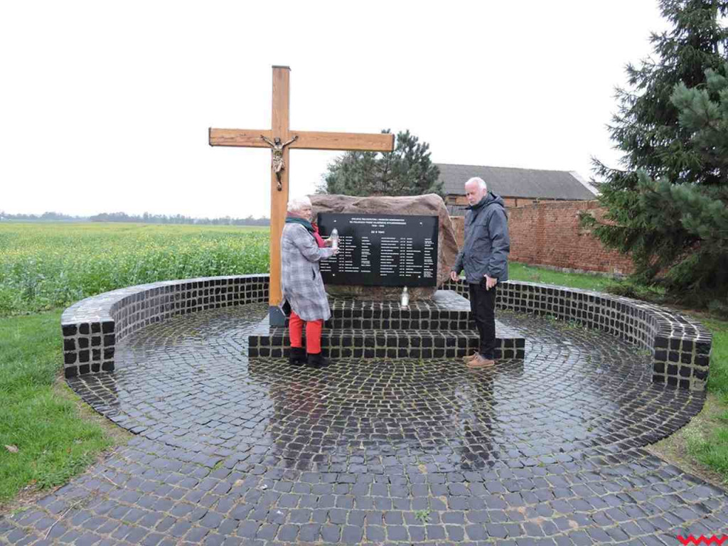 Zapalili znicze pamięci i upamiętnili lokalnych bohaterów. Neklanie w społecznej akcji