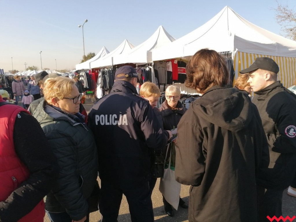 Chwila nieuwagi i straciła telefon. Policja apeluje o rozwagę