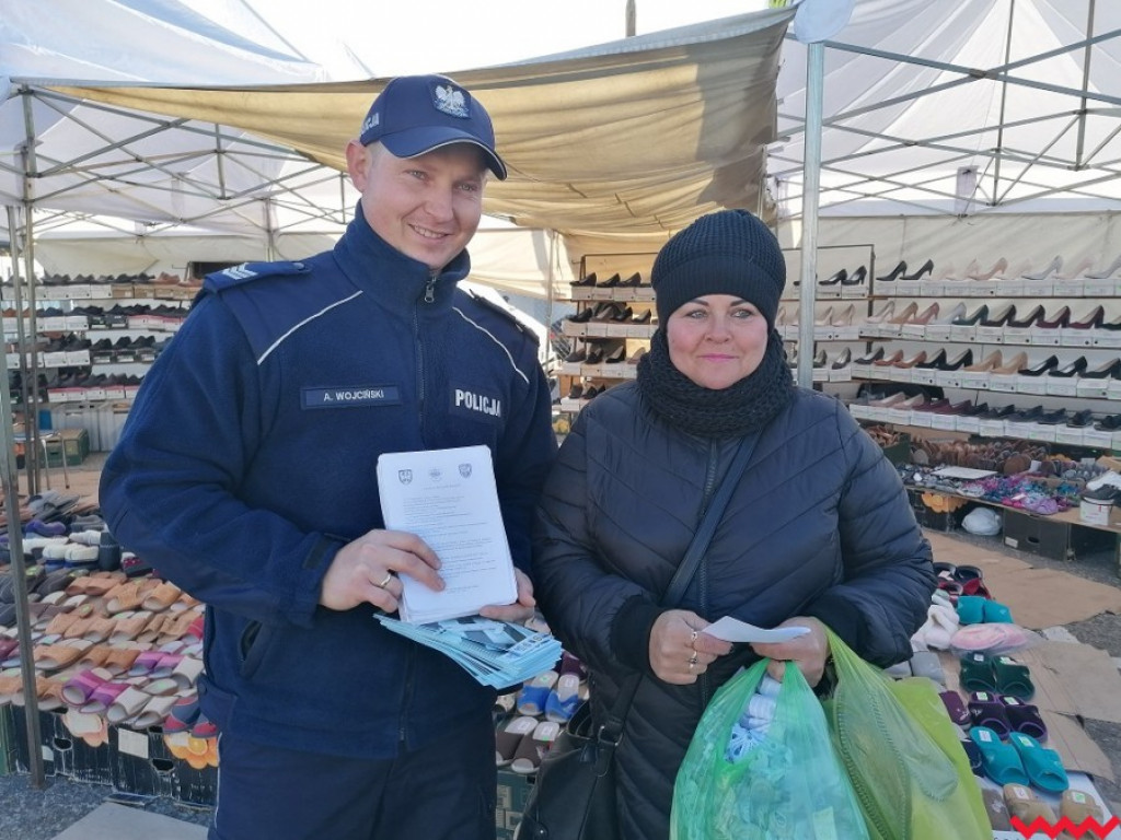 Chwila nieuwagi i straciła telefon. Policja apeluje o rozwagę