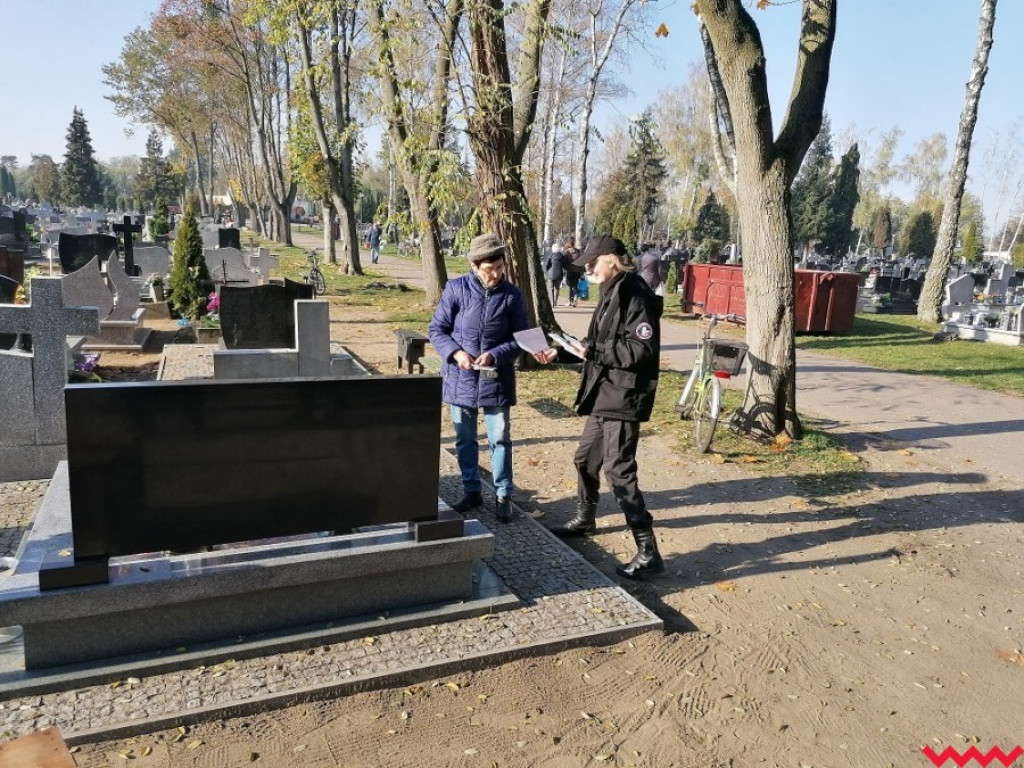 Chwila nieuwagi i straciła telefon. Policja apeluje o rozwagę