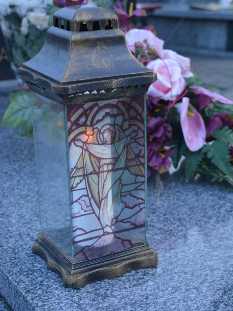 Trwa Dzień Wszystkich Świętych. To dziś wspominamy naszych zmarłych