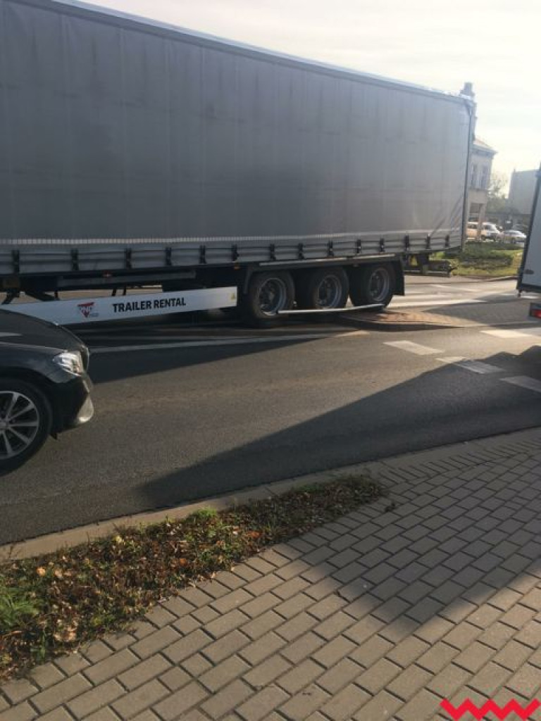 W trakcie jazdy odczepiła się naczepa. Było niebezpiecznie