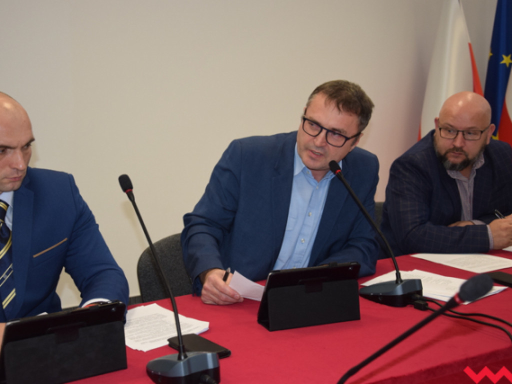 Rada powiatu dokonała zmian w oświacie i na kolei