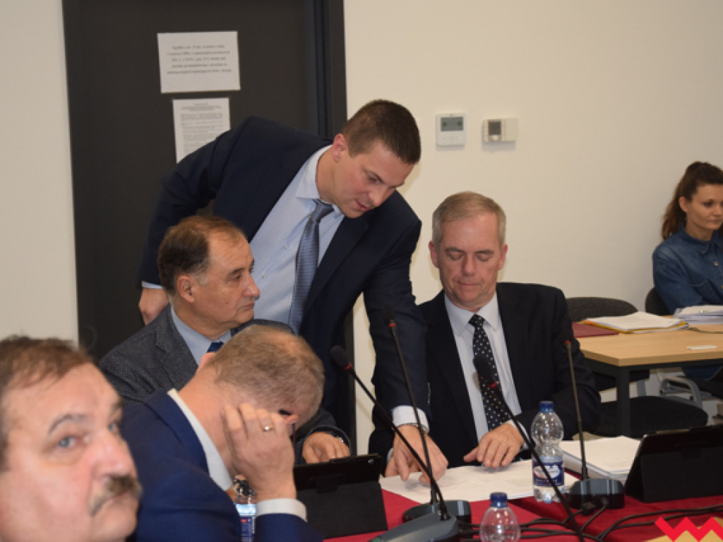 Rada powiatu dokonała zmian w oświacie i na kolei