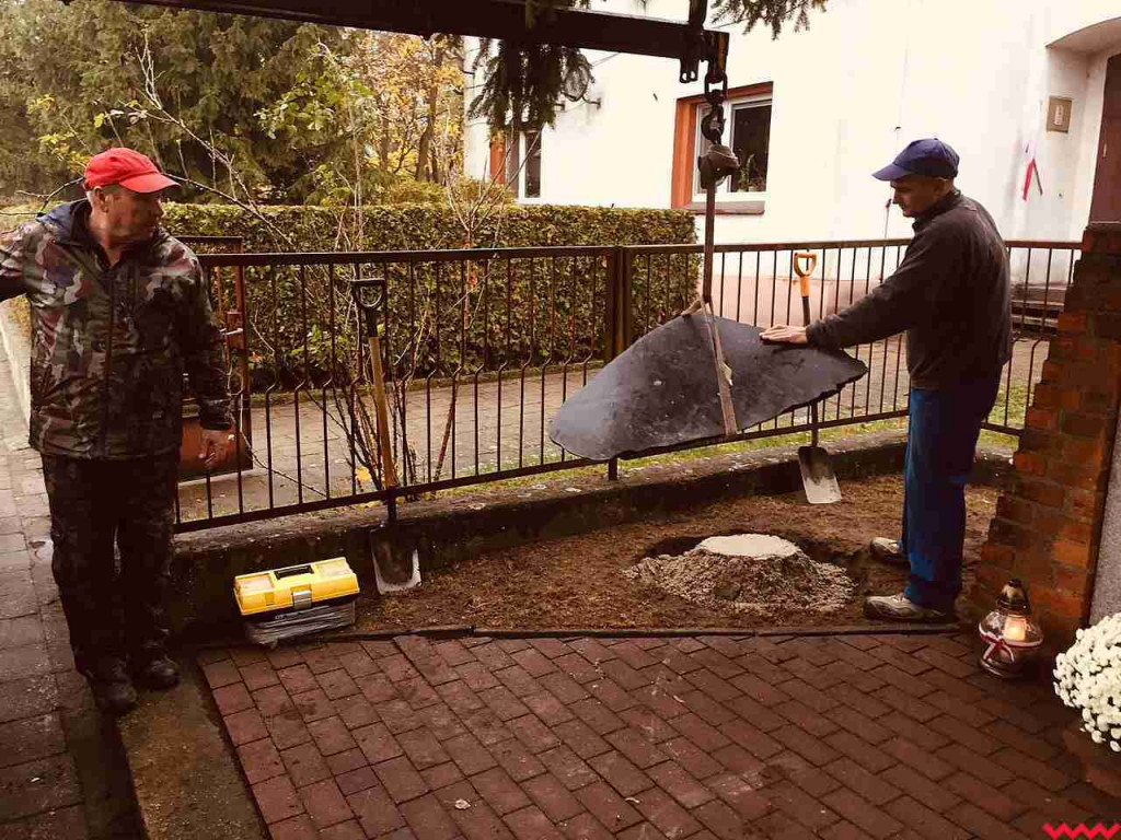 Miejsce pamięci z nowym kamieniem i tablicą. Aby uczcić ofiary wojny obronnej