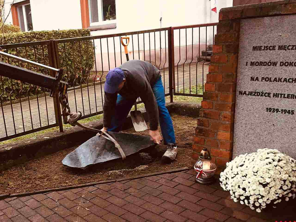 Miejsce pamięci z nowym kamieniem i tablicą. Aby uczcić ofiary wojny obronnej