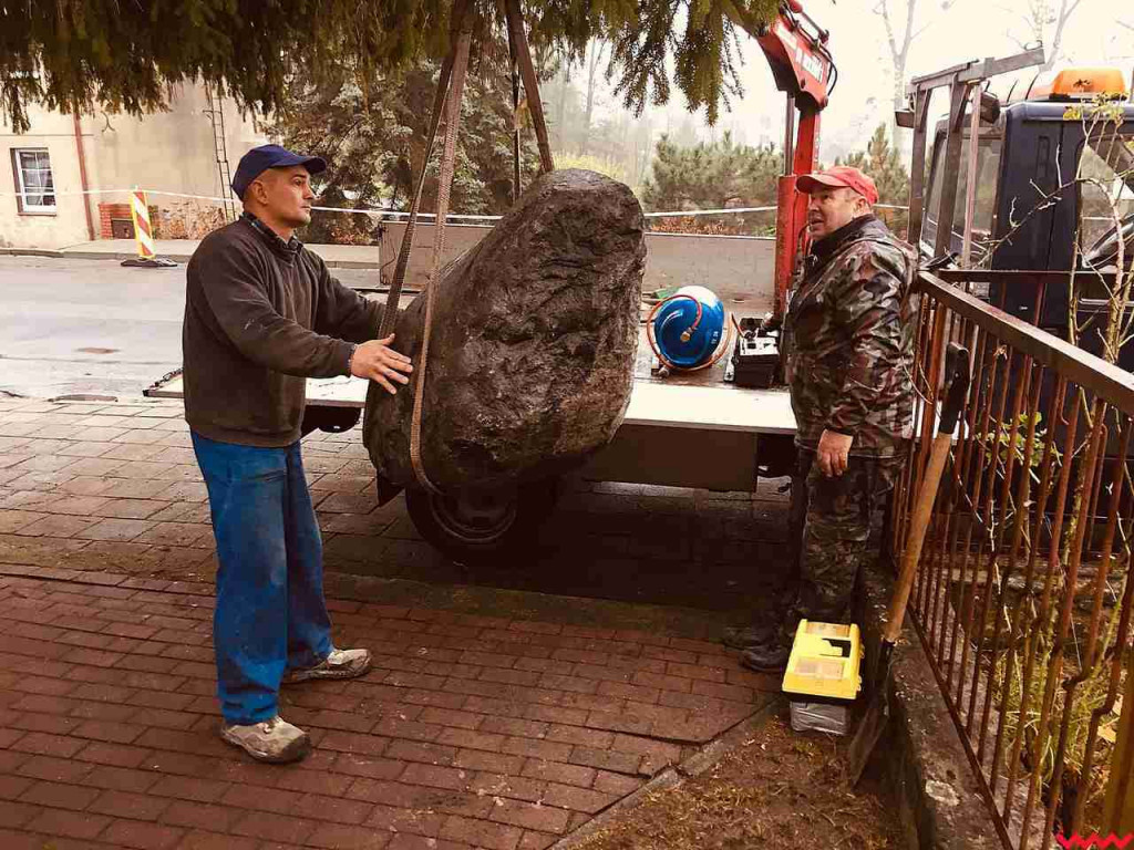 Miejsce pamięci z nowym kamieniem i tablicą. Aby uczcić ofiary wojny obronnej