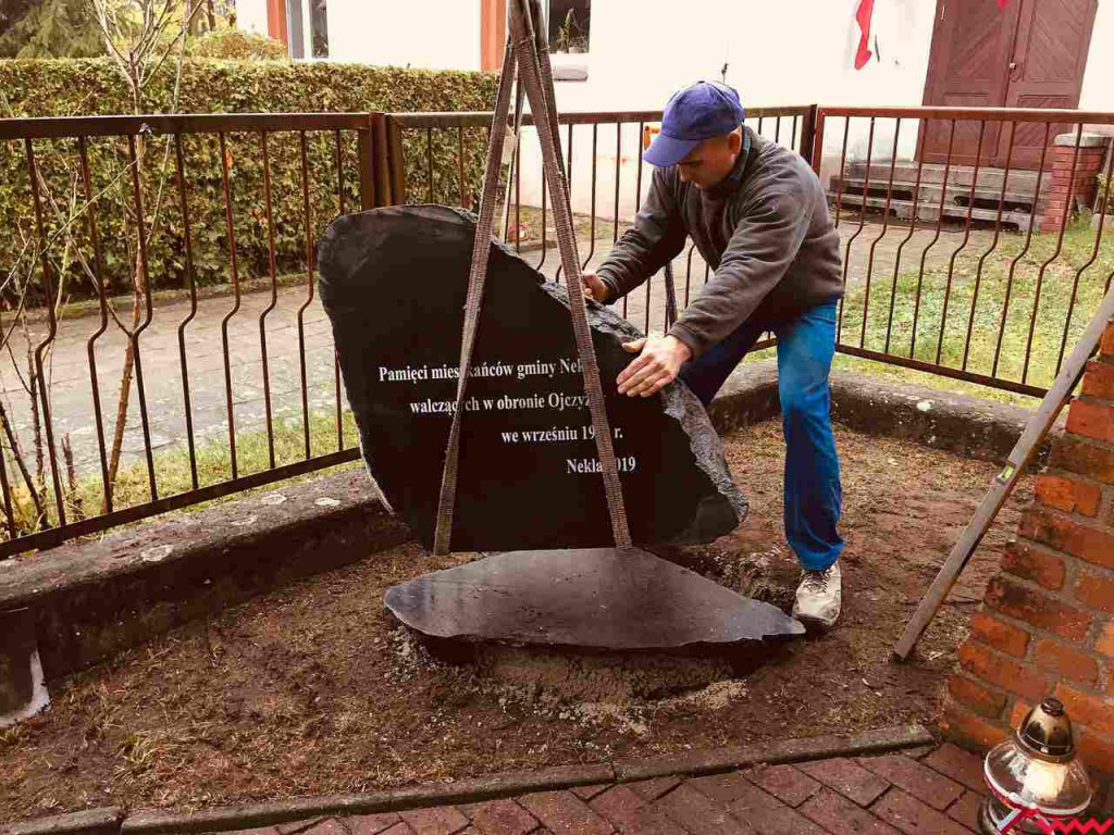 Miejsce pamięci z nowym kamieniem i tablicą. Aby uczcić ofiary wojny obronnej