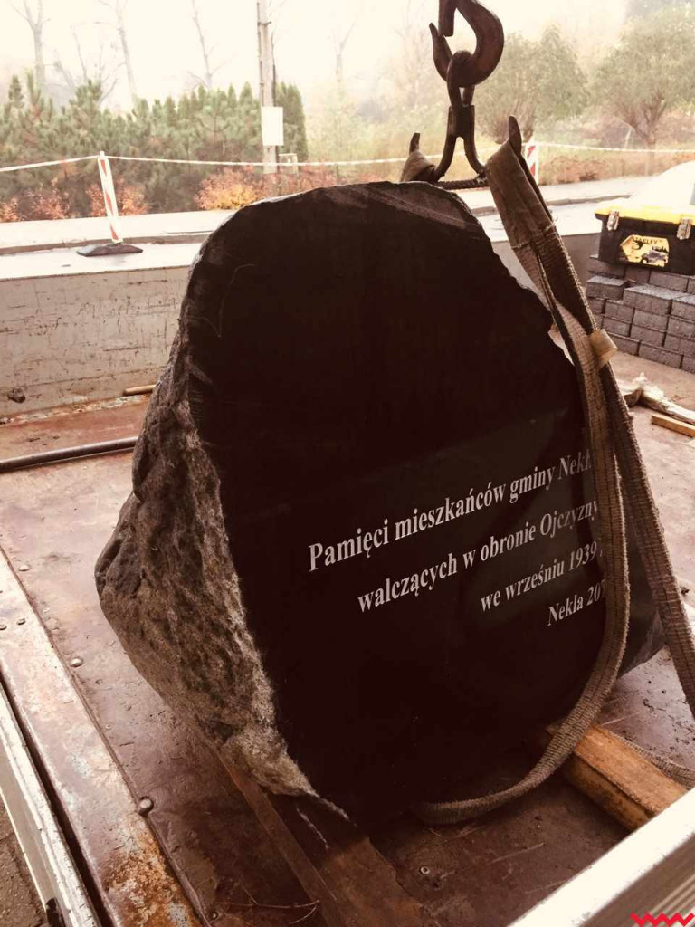 Miejsce pamięci z nowym kamieniem i tablicą. Aby uczcić ofiary wojny obronnej