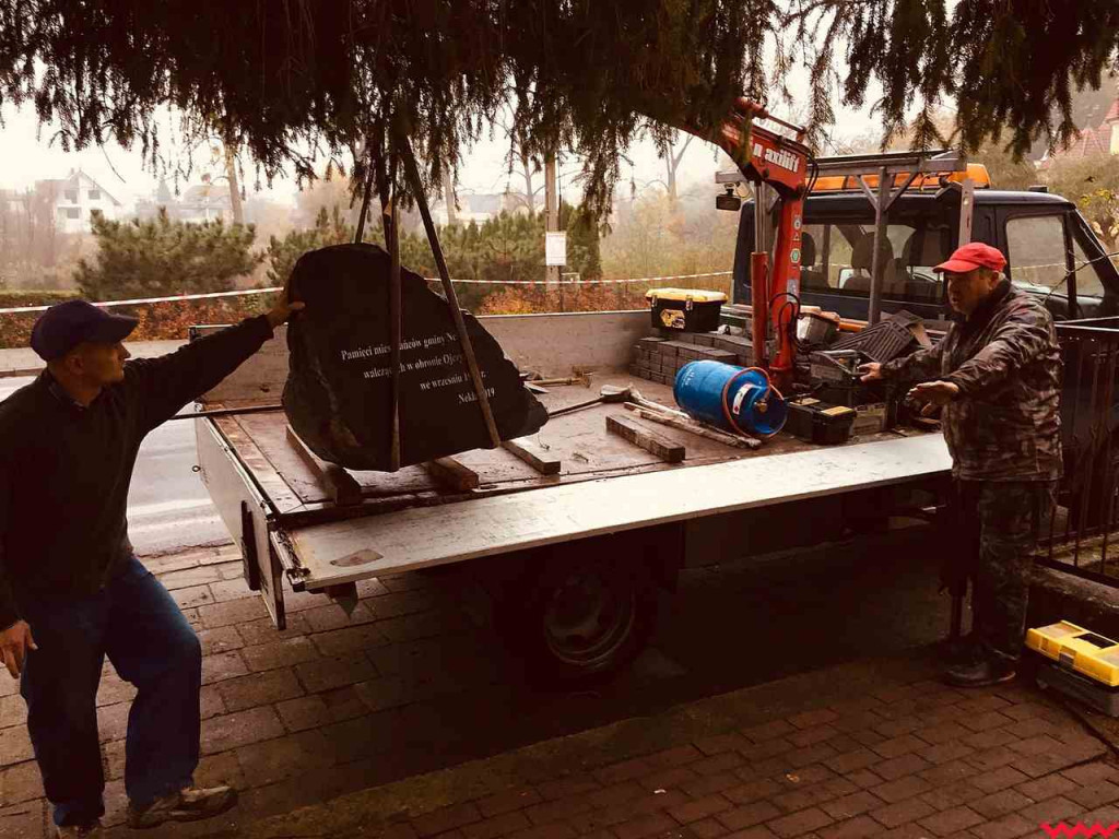 Miejsce pamięci z nowym kamieniem i tablicą. Aby uczcić ofiary wojny obronnej