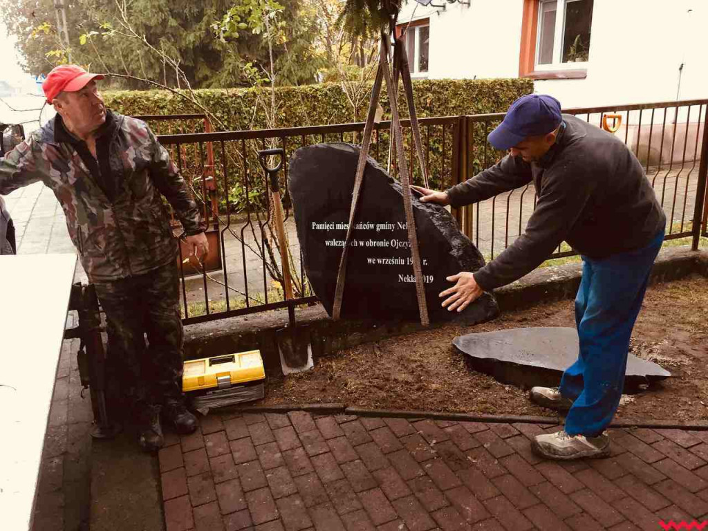 Miejsce pamięci z nowym kamieniem i tablicą. Aby uczcić ofiary wojny obronnej