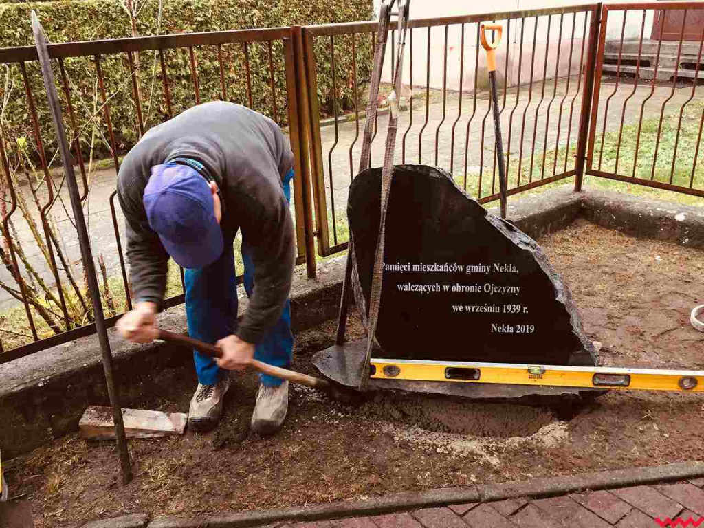 Miejsce pamięci z nowym kamieniem i tablicą. Aby uczcić ofiary wojny obronnej