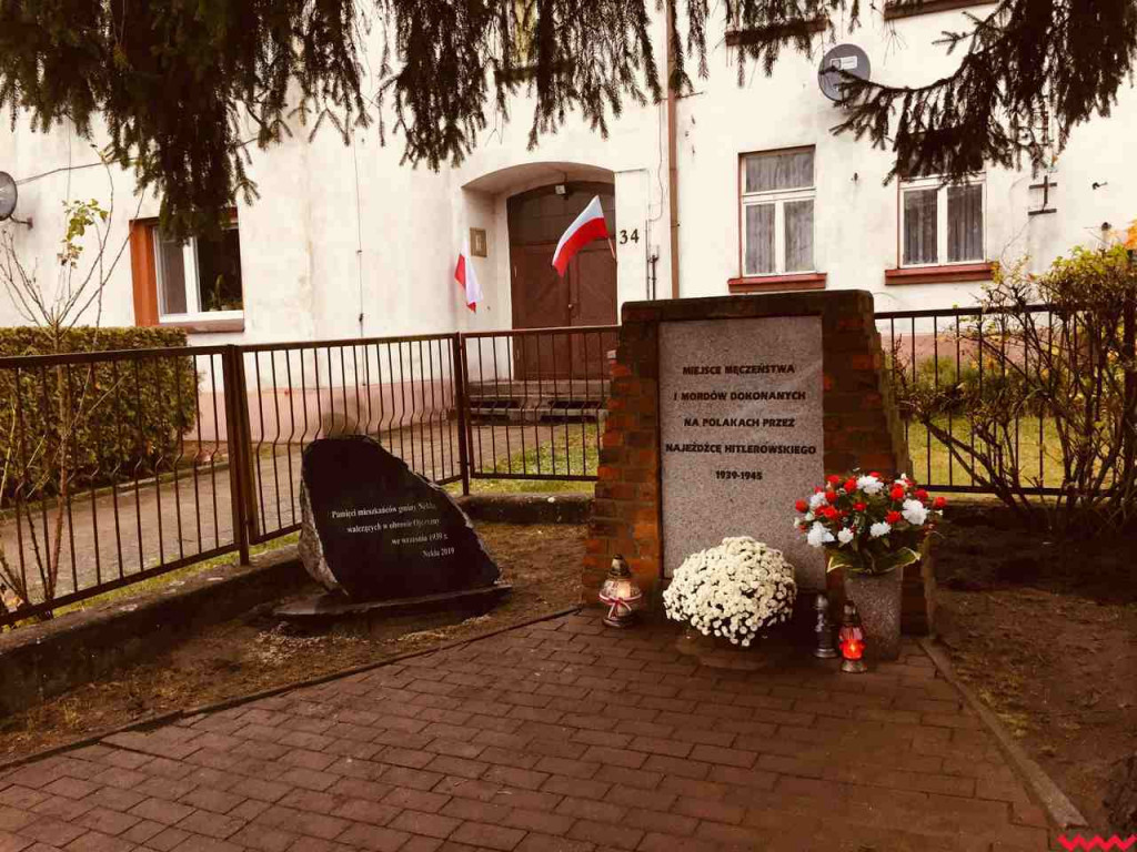 Miejsce pamięci z nowym kamieniem i tablicą. Aby uczcić ofiary wojny obronnej