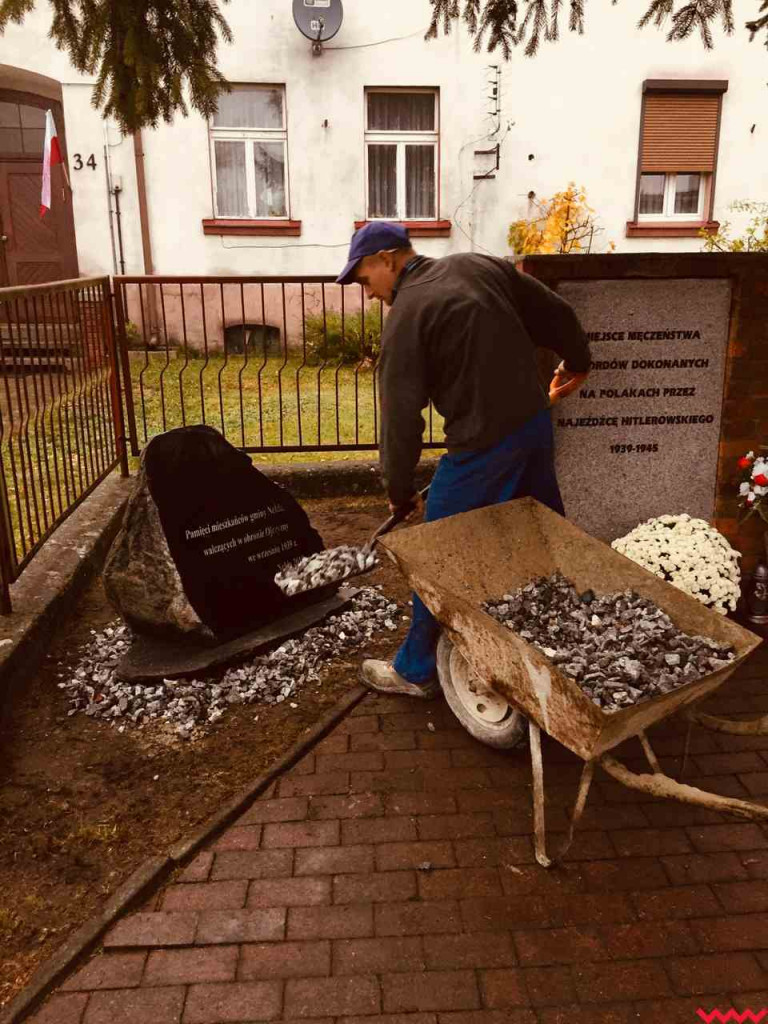 Miejsce pamięci z nowym kamieniem i tablicą. Aby uczcić ofiary wojny obronnej