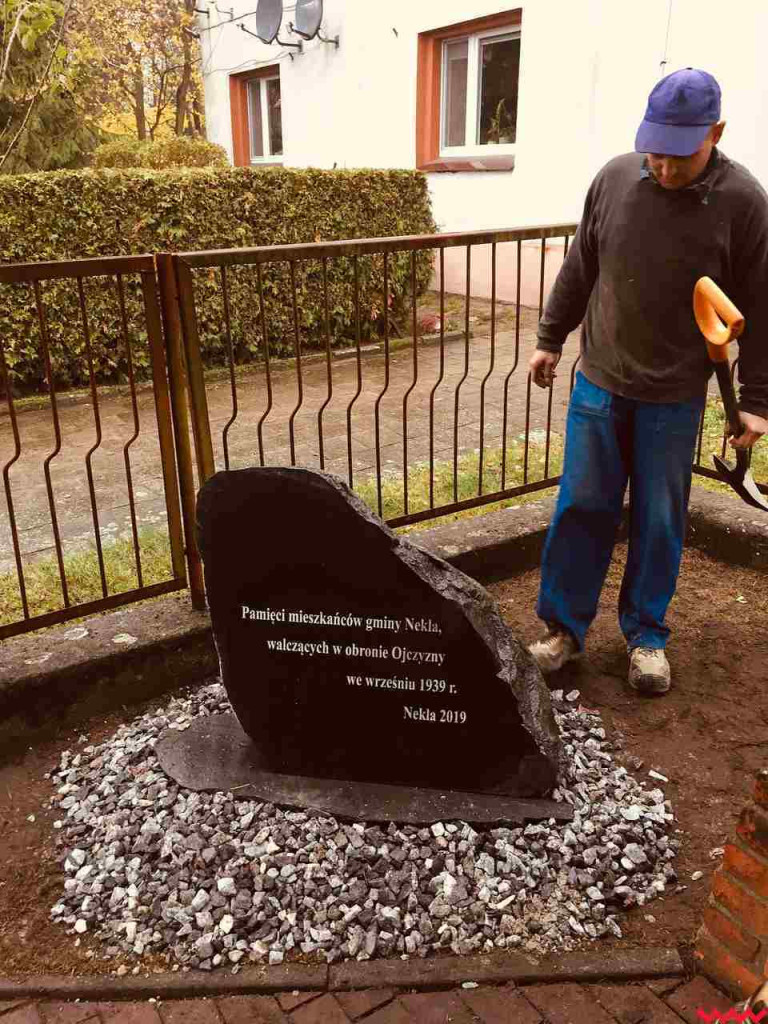 Miejsce pamięci z nowym kamieniem i tablicą. Aby uczcić ofiary wojny obronnej