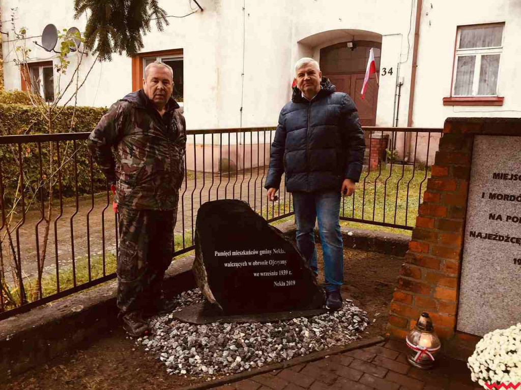 Miejsce pamięci z nowym kamieniem i tablicą. Aby uczcić ofiary wojny obronnej